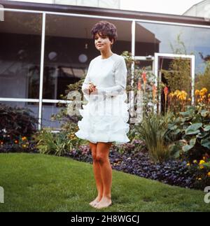 Die deutsche Schauspielerin Uschi Glas als Sängerin barfuß im Garten vor der TV Sendung 'Musik aus Studio B', Deutschland 1960er Jahre. Die deutsche Schauspielerin Uschi Glas als Sängerin vor der Fernsehsendung 'Musik aus Studio B', Deutschland 1960s. Stockfoto