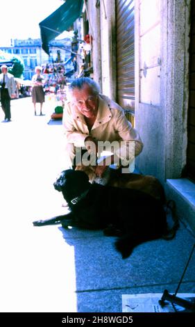 Carl Heinz Schroth, österreichisch-deutscher Schauspieler und Regisseur, mit Hund in Mailand, Italien 1985. Der österreichische deutsche Schauspieler und Regisseur Carl Heinz Schroth mit Hund bei Mailand, Italien 1985. Stockfoto