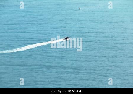 Boote, die Touristen zur Walbeobachtungstour in Kaikoura, Neuseeland, bringen Stockfoto