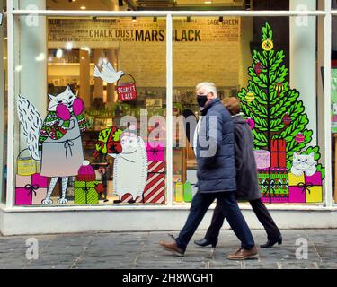 Glasgow, Schottland, Vereinigtes Königreich 2ndt. Dezember 2021. Weihnachten beginnt in der düsteren Stimmung, während Einheimische zum Einkaufen gehen und die ersten Anzeichen der Feierlichkeiten erscheinen. Credit Gerard Ferry/Alamy Live News Stockfoto
