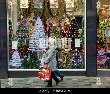 Glasgow, Schottland, Vereinigtes Königreich 2ndt. Dezember 2021. Weihnachten beginnt in der düsteren Stimmung, während Einheimische zum Einkaufen gehen und die ersten Anzeichen der Feierlichkeiten erscheinen. Credit Gerard Ferry/Alamy Live News Stockfoto