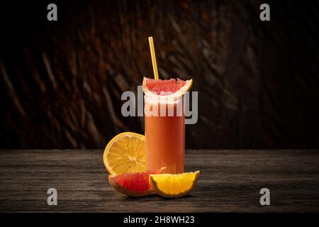 Kalter und erfrischender Zitrussaft mit Grapefruit und Orange Stockfoto