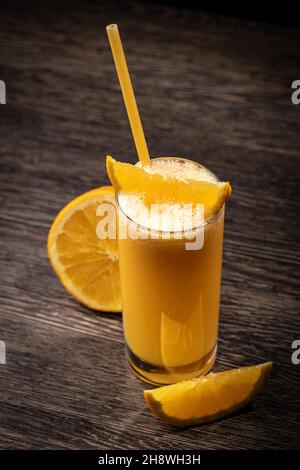 Glas frischen Orangensaft mit frischem Obst auf Holztisch Stockfoto