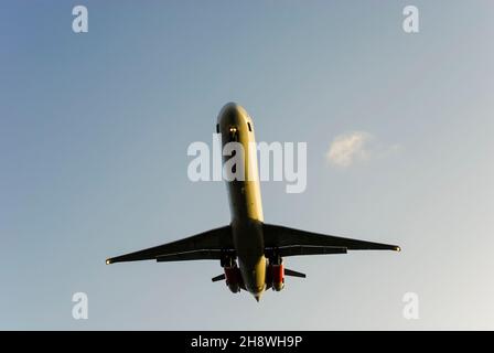 SAS Scandinavian Airlines McDonnell Douglas MD-82 Airliner-Düsenflugzeug LN-RLF im Finale auf dem London Heathrow Airport, Großbritannien. Fliegen Sie im Morgengrauen über dem Himmel Stockfoto