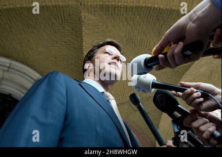 Den Haag, Niederlande. Niederländische Kabinettformation 2010. Der (damalige) Vorsitzende der niederländischen Liberalen Partei, Mark Rutte, gab eine Pressekonferenz über den Fortschritt der Verhandlungen. Ein paar Wochen später wurde Mark Rutte der erste liberale Premierminister seit Jahrzehnten, der mindestens 11 Jahre im Amt blieb. Stockfoto