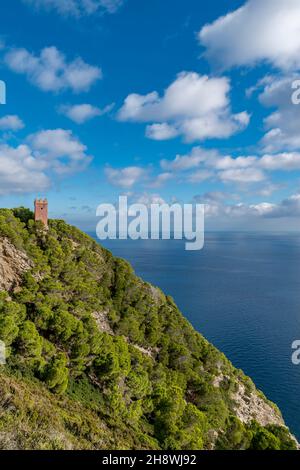 Panoramablick auf den alten Garibaldi-Turm auf der Insel Gorgona, Italien Stockfoto