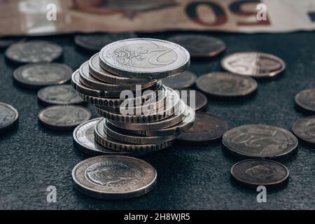 Stock Photo - Euro-Münzen. Euro-Geld. Euro-Währung.Münzen übereinander in verschiedenen Positionen gestapelt. Geldkonzept. Stockfoto