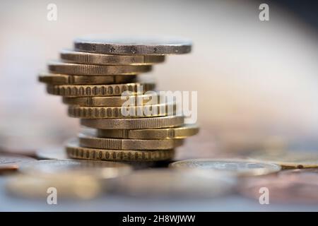 Münzen übereinander gestapelt in verschiedenen Positionen, Münzen für Finanz- und Geschäftskonzept mit Kopierfläche Stockfoto