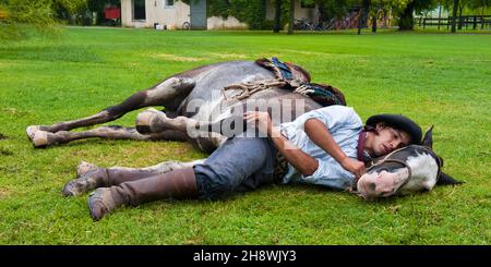 Argentinien: Gaucho demonstriert seine Fähigkeiten mit seinem Pferd, San Antonio de Areco, Provinz Buenos Aires, Argentinien Stockfoto