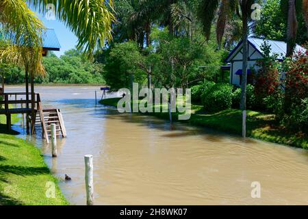 Kanal mit Pier, Parana Delta, Tigre, Buenos Aires, Argentinien Stockfoto