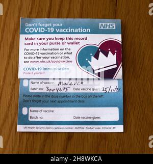 Ein NHS (UK)-Moderna-Impfzertifikat. Stockfoto