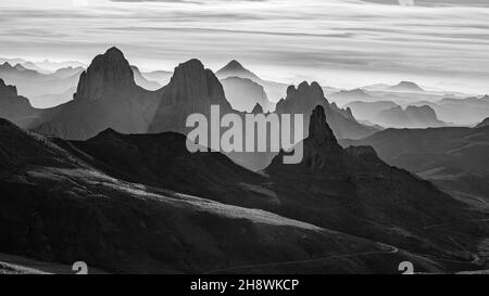 Ahaggar Berge in der sahara von algerien bei Sonnenaufgang Stockfoto