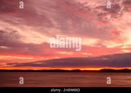 Sonnenaufgang über Cooper's Bay am Lake Champlain, Grand Isle State Park, Vermont, USA Stockfoto