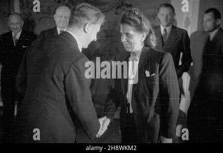 Warszawa, 1946-05-09. Uroczystoœæ wrêczenia Medau Zwyciêstwa i Wolnoœci 1945, ustanowionego dekretem Rady Ministrów zatwierdzonym przez KRN z dnia 26 paŸdziernika 1945 roku. Z okazji pierwszej rocznicy zakoñczenia II wojny œwiatowej Edward Osóbka-Morawski dekoruje medalem osoby, które przyczyni³y siê do zwyciêstwa nad faszyzmem hitlerowskim w okresie wojny 1939-1945. NZ. Sekretarka Boles³awa Bieruta Wanda Górska. po/gr PAP/Karol Szczeciñski Warschau, 9. Mai 1946. Die Zeremonie der Verleihung der Sieg- und Freiheitsmedaille 1945, die durch ein Dekret des Ministerrats festgelegt und b genehmigt wurde Stockfoto