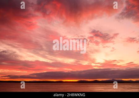 Sonnenaufgang über Cooper's Bay am Lake Champlain, Grand Isle State Park, Vermont, USA Stockfoto