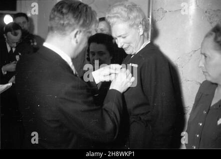 Warszawa, 1946-05-09. Uroczystoœæ wrêczenia Medau Zwyciêstwa i Wolnoœci 1945, ustanowionego dekretem Rady Ministrów zatwierdzonym przez KRN z dnia 26 paŸdziernika 1945 roku. Z okazji pierwszej rocznicy zakoñczenia II wojny œwiatowej Edward Osóbka-Morawski dekoruje medalem osoby, które przyczyni³y siê do zwyciêstwa nad faszyzmem hitlerowskim w okresie wojny 1939-1945. po/gr PAP/Karol Szczeciñski Warschau, 9. Mai 1946. Die Verleihung der Sieg- und Freiheitsmedaille 1945, die durch ein Dekret des Ministerrats festgelegt und vom polnischen Nationalrat KRN am 26. Oktober genehmigt wurde Stockfoto