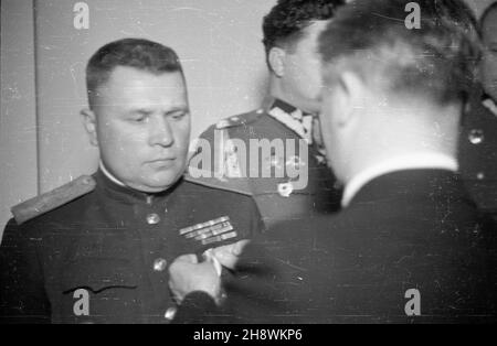 Warszawa, 1946-05-09. Uroczystoœæ wrêczenia Medau Zwyciêstwa i Wolnoœci 1945, ustanowionego dekretem Rady Ministrów zatwierdzonym przez KRN z dnia 26 paŸdziernika 1945 roku. Z okazji pierwszej rocznicy zakoñczenia II wojny œwiatowej Edward Osóbka-Morawski dekoruje medalem osoby, które przyczyni³y siê do zwyciêstwa nad faszyzmem hitlerowskim w okresie wojny 1939-1945. po/gr PAP/Karol Szczeciñski Warschau, 9. Mai 1946. Die Verleihung der Sieg- und Freiheitsmedaille 1945, die durch ein Dekret des Ministerrats festgelegt und vom polnischen Nationalrat KRN am 26. Oktober genehmigt wurde Stockfoto