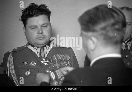 Warszawa, 1946-05-09. Uroczystoœæ wrêczenia Medau Zwyciêstwa i Wolnoœci 1945, ustanowionego dekretem Rady Ministrów zatwierdzonym przez KRN z dnia 26 paŸdziernika 1945 roku. Z okazji pierwszej rocznicy zakoñczenia II wojny œwiatowej Edward Osóbka-Morawski dekoruje medalem osoby, które przyczyni³y siê do zwyciêstwa nad faszyzmem hitlerowskim w okresie wojny 1939-1945. po/gr PAP/Karol Szczeciñski Warschau, 9. Mai 1946. Die Verleihung der Sieg- und Freiheitsmedaille 1945, die durch ein Dekret des Ministerrats festgelegt und vom polnischen Nationalrat KRN am 26. Oktober genehmigt wurde Stockfoto