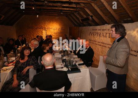 Burns Cottage, Alloway, Ayrshire, Schottland, Großbritannien. A Burns Supper ist eine Feier des Lebens und der Poesie des Dichters Robert Burns, des Autors von Many a Scots Gedicht. Die Abendessen werden normalerweise am oder in der Nähe des Geburtstages des Dichters, dem 25. Januar, abgehalten, bekannt als Burns Night. Im Prinzip können Feiern jedoch zu jeder anderen Jahreszeit stattfinden. Dieses Burns-Abendessen wurde im Geburtshaus von Robert Burns eingenommen Stockfoto