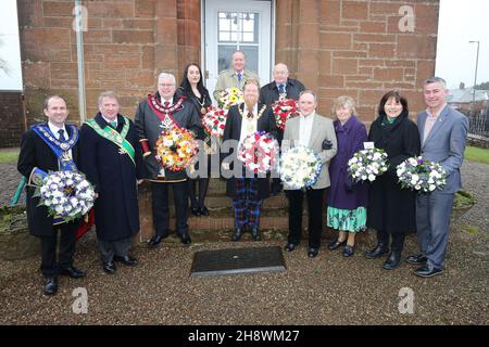 Mauchline, East Ayrshire, Schottland, Großbritannien, würdigte DIE Schotten Bard mit Kränzen im National Burns Memorial von Mauchline. Lokale Politiker und Mitglieder der Freimaurerlogen versammelten sich und lauschten der faszinierenden Geschichte rund um den Bau des Denkmals. Mauchline Burns Club führte dann ihre jährliche Kranzniederlegung zu Ehren des schottischen Dichters an seinem Geburtstag durch. Stockfoto