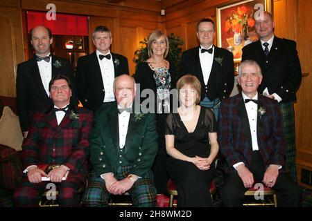 Ayrshire Hospice Burns Supper 2008 L-R Front Drew Cochrane ( Immortal Memory ) Jim Brodie OBE Chairman, Nicola Sturgeon MSP & Deputy First Minister (Reply to the Lassies ) Johnny Beattie MBE ( Toast to the Lassies ) L-R Back Nigel Martin (Vote of Thanks ) Steve Callan ( Sponser Goodrich MD ) Provost Winifred Sloan ( Selkirk Grace ) Gordon Mathieson ( Sponser Goodrich ) Alistair Hastings ( Goodrich - Ansprache an die Haggis ) Stockfoto