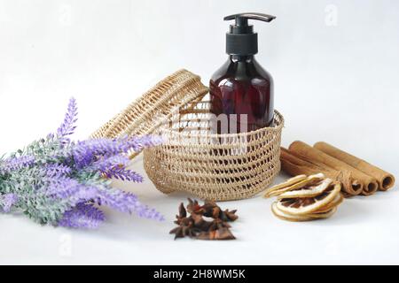 Ätherische Eukalyptus-Öle in einer Glasflasche und Blume auf dem Tisch Stockfoto