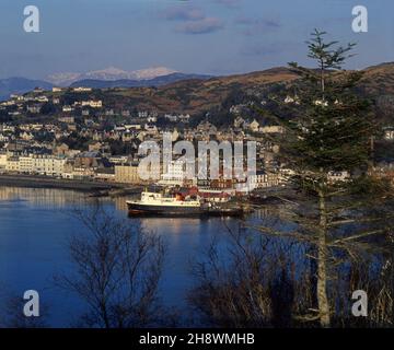 Die MV Glen Sannox am Obans North Pier 1970s Stockfoto