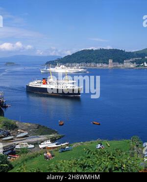 Archivbild von Oban Bay mit der MV Caledonia in Ansicht 1970s, Argyll Stockfoto