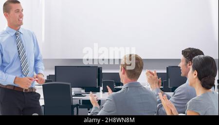Glückliche Kollegen klatschen, während sie dem Geschäftsmann während der Besprechung im Vorstandszimmer im Büro applaudieren Stockfoto