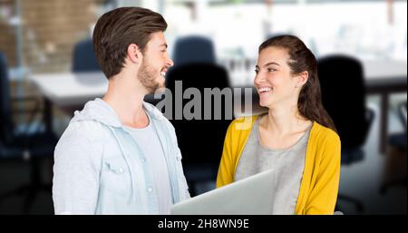 Digitales zusammengesetztes Bild eines jungen Geschäftsmannes und einer Geschäftsfrau mit einem lächelnden Laptop Stockfoto