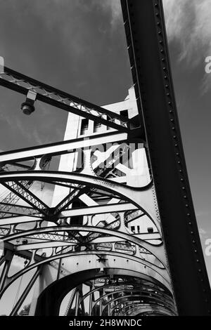 Schwarzweiß, monochromes Bild der Golden Bridge über dem Sacramento River, Sacramento, Kalifornien, USA Stockfoto