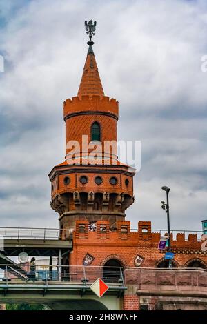 Schöne Nahaufnahme eines der beiden Türme von der berühmten Oberbaumbrücke, einer Doppelstockbrücke über die Berliner Spree, in einem norddeutschen... Stockfoto