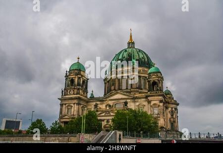 Toller Blick auf die Westfront des Berliner Doms, eine monumentale deutsche evangelische Kirche und dynastisches Grab auf der Museumsinsel auf... Stockfoto