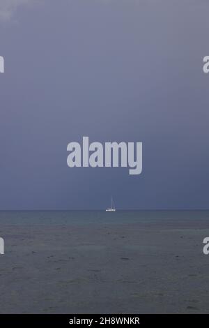 Segeln in den kommenden Sturm. Segelboot bei schlechtem Wetter segeln Meer eröffnet. Segelyacht unter schweren Wolken Himmel. Stockfoto