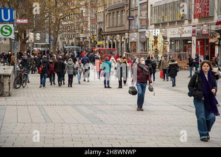 Die Menschen in der Münchner Fußgängerzone gehen einkaufen, während am 2. Dezember 2021 die Weihnachtsstimmung zu blühen beginnt. Der designierte deutsche Bundeskanzler Olaf Scholz (SPD) erklärte sich für eine allgemeine obligatorische Impfung. (Foto von Alexander Pohl/Sipa USA) Stockfoto