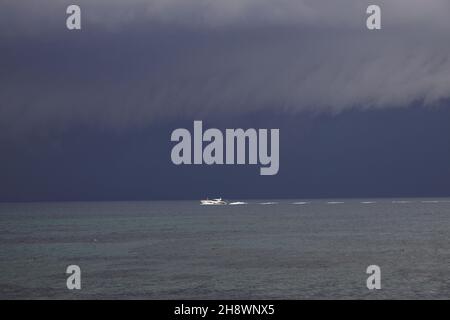 Segeln in den kommenden Sturm. Segelboot bei schlechtem Wetter segeln Meer eröffnet. Segelyacht unter schweren Wolken Himmel. Stockfoto