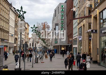 München, Deutschland. 02nd Dez 2021. Die Menschen in der Münchner Fußgängerzone gehen einkaufen, während am 2. Dezember 2021 die Weihnachtsstimmung zu blühen beginnt. Der designierte deutsche Bundeskanzler Olaf Scholz (SPD) erklärte sich für eine allgemeine obligatorische Impfung. (Foto: Alexander Pohl/Sipa USA) Quelle: SIPA USA/Alamy Live News Stockfoto