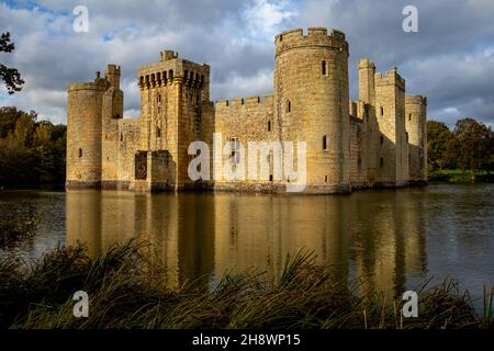 Bodiam Castle (UK) Reflektion in Moat bei Nachmittagssound Stockfoto