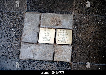 02. Dezember 2021, NRW, Düsseldorf: Zwei zuvor gestohlene Stolpersteine zum Gedenken an das Schicksal des Ehepaars Berta und Max Back wurden wieder eingesetzt. Anfang November waren die beiden Stolpersteine im Stadtteil Pempelfort gewaltsam aus der Straße gerissen worden. Zwei Wochen später entdeckte ein Bürger die gestohlenen Steine in einem Park und brachte sie zur Polizei. Foto: Malte Krudewig/dpa Stockfoto