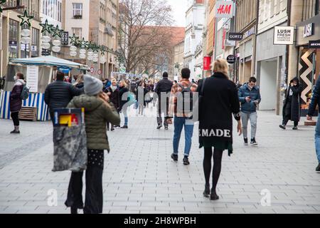 München, Deutschland. 02nd Dez 2021. Die Menschen in der Münchner Fußgängerzone gehen einkaufen, während am 2. Dezember 2021 die Weihnachtsstimmung zu blühen beginnt. Der designierte deutsche Bundeskanzler Olaf Scholz (SPD) erklärte sich für eine allgemeine obligatorische Impfung. (Foto: Alexander Pohl/Sipa USA) Quelle: SIPA USA/Alamy Live News Stockfoto