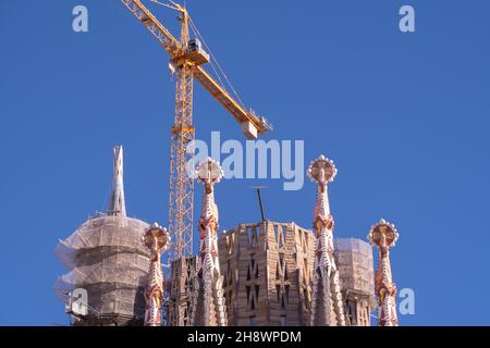 BARCELONA, SPANIEN - 01. Dezember 2021: Kraniche auf dem Hintergrund des Tempels Sagrada Familia in Barcelona im Bau in Barcelona, Spanien, Dezember Stockfoto