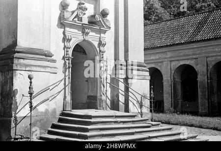 Œwiêta Lipka, 1946. Sanktuarium Maryjne, obiekt zabytkowy z póŸnego baroku w Polsce. NZ. Portal, w g³êbi kruu¿ganek. gr PAP/Jerzy Baranowski Swieta Lipka, 1946. Das Marienheiligtum aus dem späten Barroque. Im Bild: Das Portal, der Kreuzgang im Hintergrund. gr PAP/Jerzy Baranowski Stockfoto