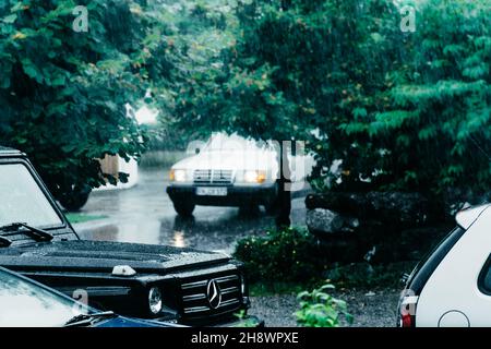 BODENSEE, DEUTSCHLAND - 31. Aug 2017: Mercedes Benz Modelle im Regen Stockfoto