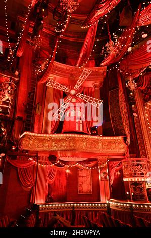 London, Großbritannien. 02nd Dez 2021. Moulin Rouge! Das Musical im Piccadilly Theatre, 2nd. Dezember 2012, London, Großbritannien. Kredit: Picture Capital/Alamy Live Nachrichten Stockfoto