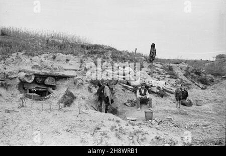 Okolice Warki, 1946. Pas zniszczeñ wojennych objêtych programmem Odbudowy Gospodarczej Terenów Zniszczonych po II wojnie œwiatowej. NZ. Rodzina mieszkaj¹ca w ziemiance. gr PAP/Bogus³aw Lambach Dok³adny miesi¹c i dzieñ wydarzenia nieustalone. Warka Area, 1946. Das Gebiet der zerstörten Flächen, das durch das Programm des wirtschaftlichen Wiederaufbaus der Gebiete abgedeckt wird, die bis WW2 zerstört wurden. Im Bild: Eine Familie, die in einer ausgegrabenen Wohnung lebt. gr PAP/Boguslaw Lambach Stockfoto