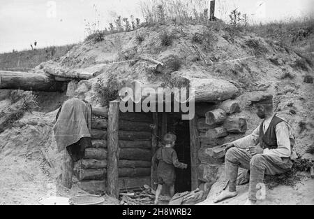 Okolice Warki, 1946. Pas zniszczeñ wojennych objêtych programmem Odbudowy Gospodarczej Terenów Zniszczonych po II wojnie œwiatowej. NZ. Ziemianka zamieszka³a przez ludzie, których gospodarstwa zniszczy³a wojna. gr PAP/Bogus³aw Lambach Dok³adny miesi¹c i dzieñ wydarzenia nieustalone. Warka Area, 1946. Das Gebiet der zerstörten Flächen, das durch das Programm des wirtschaftlichen Wiederaufbaus der Gebiete abgedeckt wird, die bis WW2 zerstört wurden. Im Bild: Eine ausgegrabene Wohnung, bewohnt von Menschen, deren Bauernhöfe während des Krieges zerstört wurden. gr PAP/Boguslaw Lambach Stockfoto