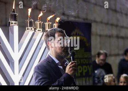 Fort Lauderdale, USA. 01st Dez 2021. Menschen nehmen an der großen Menorah-Lichtfeier am 01. Dezember 2021 im Las Olas Chabad Jewish Center in Fort Lauderdale, FL, Teil. (Foto von Yaroslav Sabitov/YES Market Media/Sipa USA) Quelle: SIPA USA/Alamy Live News Stockfoto