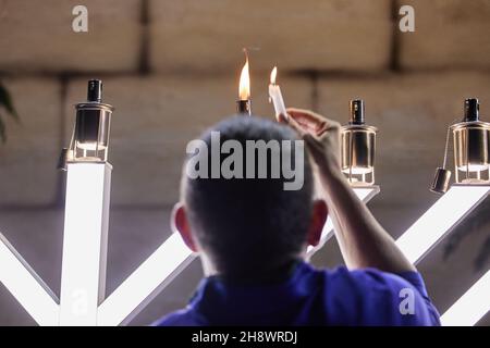 Fort Lauderdale, USA. 01st Dez 2021. Menschen nehmen an der großen Menorah-Lichtfeier am 01. Dezember 2021 im Las Olas Chabad Jewish Center in Fort Lauderdale, FL, Teil. (Foto von Yaroslav Sabitov/YES Market Media/Sipa USA) Quelle: SIPA USA/Alamy Live News Stockfoto