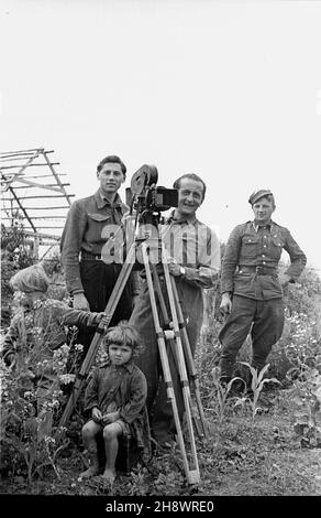 Okolice Warki, 1946. Pas zniszczeñ wojennych objêtych programmem Odbudowy Gospodarczej Terenów Zniszczonych po II wojnie œwiatowej. Nz. Mieczys³aw Wiesio³ek (L) i W³adys³aw Forbert (C), Operatorin Polskiej Kroniki Filmowej, rejestruj¹ na taœmie filmowej zniszczenia i odbudowê wsi. gr PAP/Bogus³aw Lambach Dok³adny miesi¹c i dzieñ wydarzenia nieustalone. Warka Area, 1946. Sie gehören zu den WW2 zerstörten Gebieten, die durch das Programm des wirtschaftlichen Wiederaufbaus der Gebiete abgedeckt sind, die im Jahr WW2 zerstört wurden. Im Bild: Polnische Nachrichtenreel-Kameramänner Mieczyslaw Wiesiolek (von links) und Wladyslaw Stockfoto