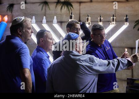 Fort Lauderdale, USA. 01st Dez 2021. Menschen nehmen an der großen Menorah-Lichtfeier am 01. Dezember 2021 im Las Olas Chabad Jewish Center in Fort Lauderdale, FL, Teil. (Foto von Yaroslav Sabitov/YES Market Media/Sipa USA) Quelle: SIPA USA/Alamy Live News Stockfoto